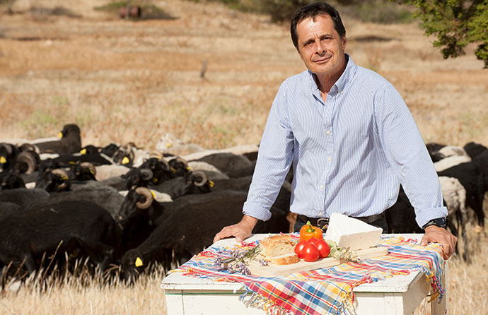 Unser CEO präsentiert Feta-Käse gU